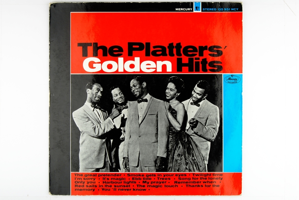 Bilde av musikkgruppen The Platters med artistmedlemmene samlet sammen.