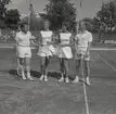 Tennisfinaler och prisutdelning en måndag. Fyra tennisspelare vid nätet. Namn medföljande bild: Mjörne.