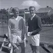 Tennisfinaler och prisutdelning en måndag. Två tennisspelare. Namn medföljande bild: Mjörne.