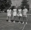 Tennisfinaler och prisutdelning en måndag. Fyra tennisspelare vid nätet.