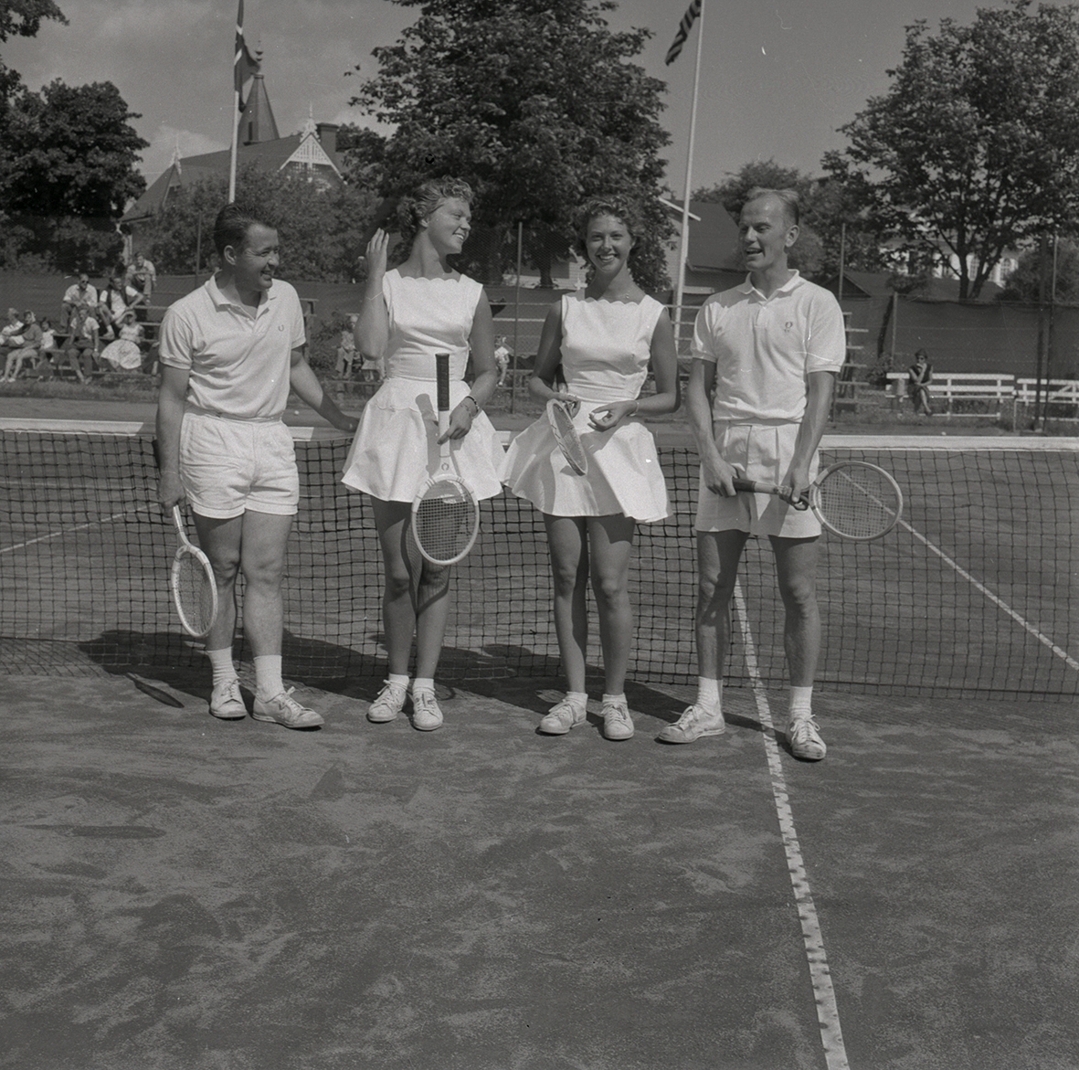 Tennisfinaler och prisutdelning en måndag. Fyra tennisspelare vid nätet.