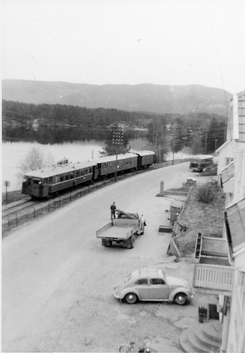 Setesdalsbanen og bensinmotorvogn som trekker to vogner. Bebyggelse og vei langs linja. 
Pt 2652. Cmbo 267x, CDFo  224 og F 41.
