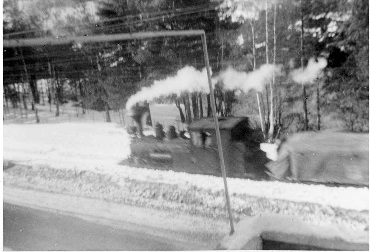 Setesdalsbanen og damplokomotiv som trekker godsvogn med presenning. 
Lok 2 i Gt 5662
