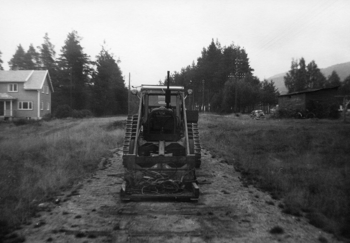 Setesdalsbanen, fjerning av sporet etter nedleggelsen i 1962. Bruk av traktor i arbeidet. 