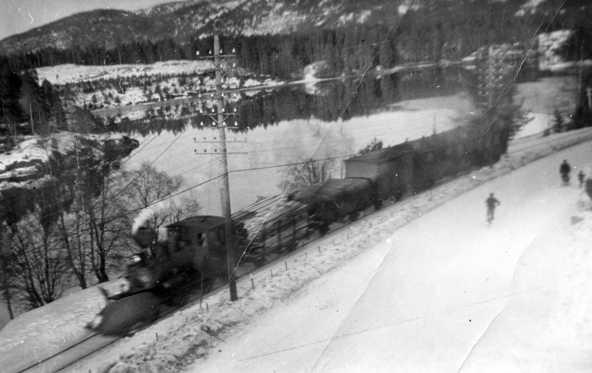 Setesdalsbanen. Damplokomotiv og blandet tog. Lok 6, CFo 214
Både godsvogner og personvogn. Vinterlandskap.  Fotograf ukjent, eventuelt Arno Hansen.