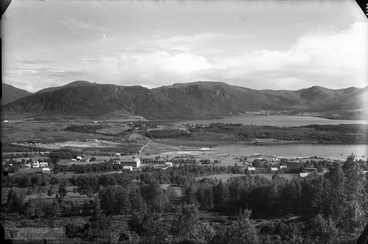 Elnesvågen med Dale t.v. sett frå Hauglia. Det store Brudesetbygget ruver i bildet med vegen bak. Elneset på andre sida av Elnesvågen. Skoften t.v. og Malmefjorden i bakgrunnen t.h.