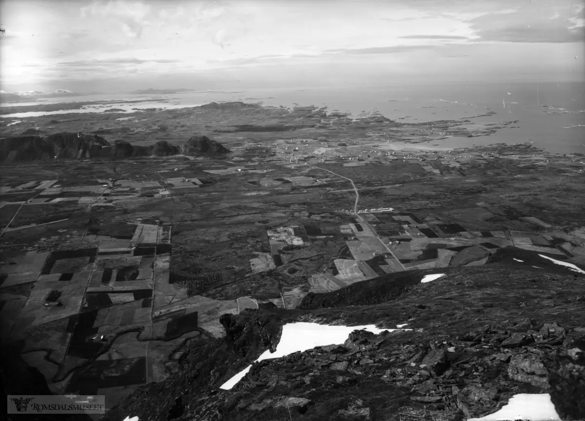 Farstad (nærast) og Hustad, Male og bakover mot Gulberget ved Bud. Fjelltoppane er f.h. Horberget, Aslaksteinen.m.m. sett frå Stemshesten.