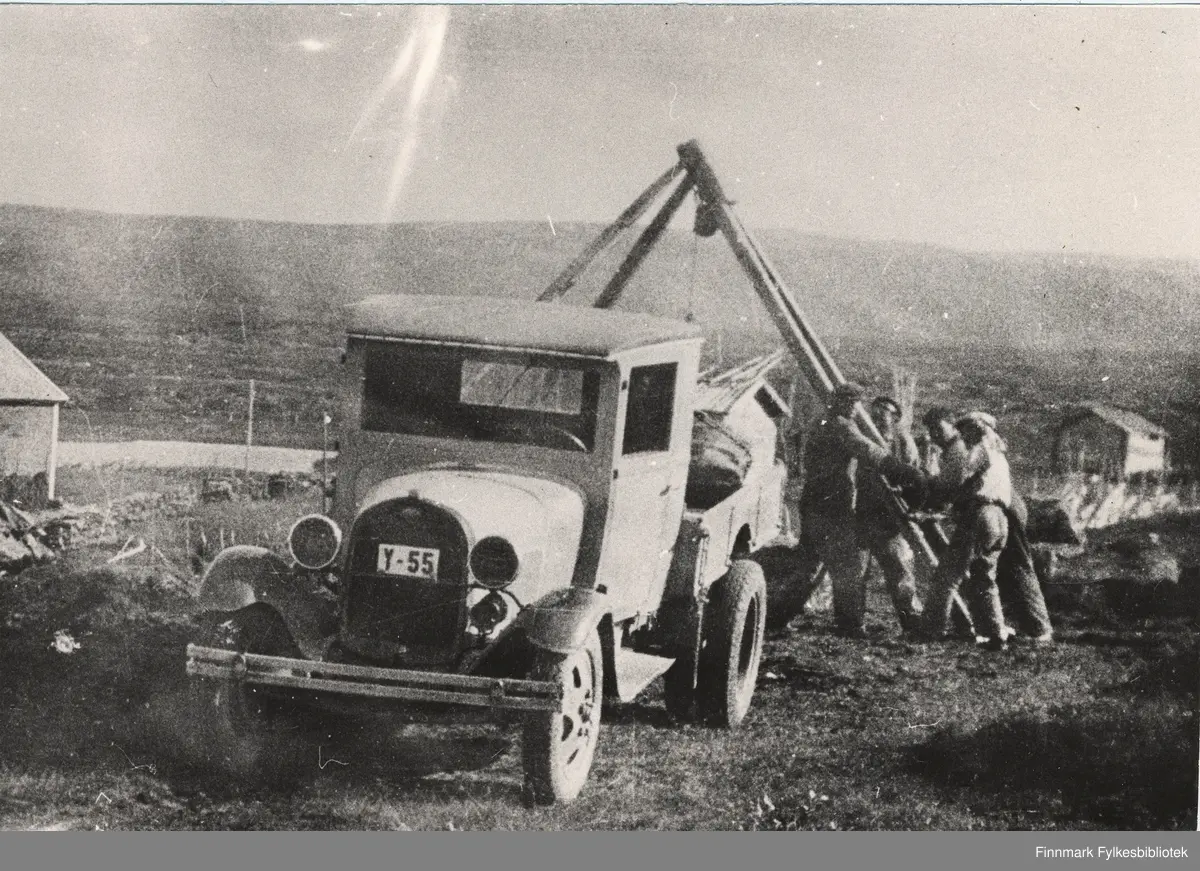 Anlegg: Alta-Kautokeino, 1934. Her holder de på med kjøring av stikkrennesten i Mieronjavre i Kautokeino. Bildet viser av/på lasting. Ford lastebil har registrerskilte Y-55. (Opplysninger fra en informant: Y-55 står i Norges Bilbok 1935 på Bernt Berg, Alta som Ford lastebil årsmodell 1930). 