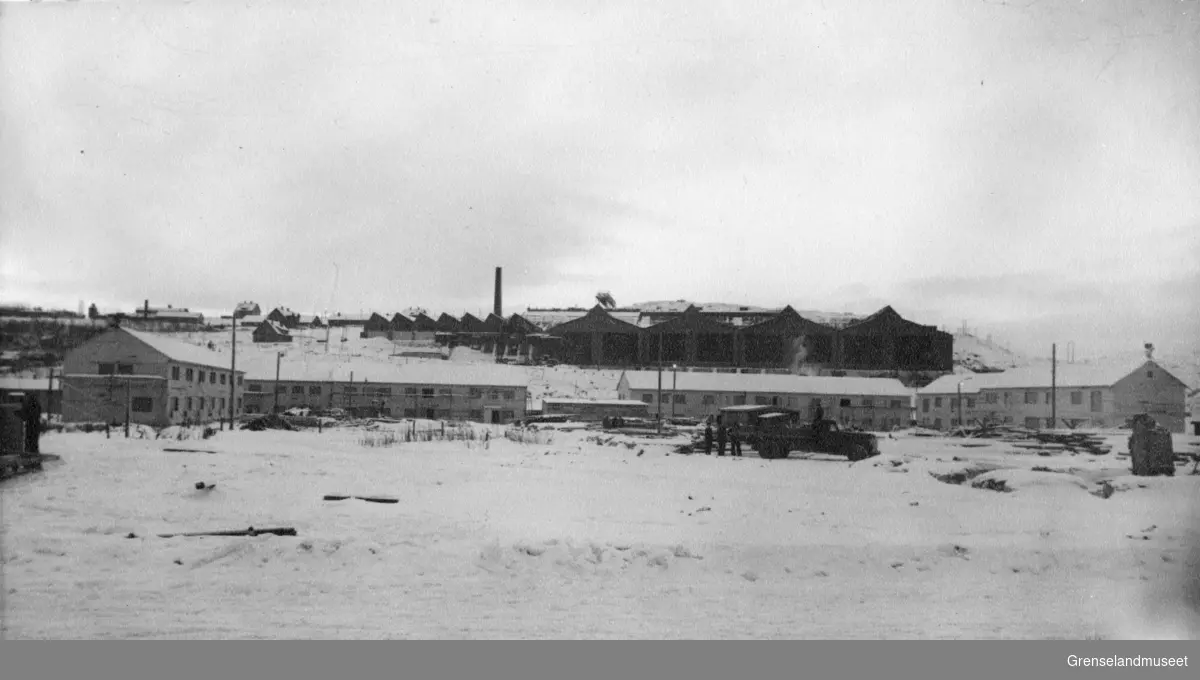 Kirkenes, november 1946. Anleggene til Sydvaranger og boligene i Kvartalet gjenoppbygges.