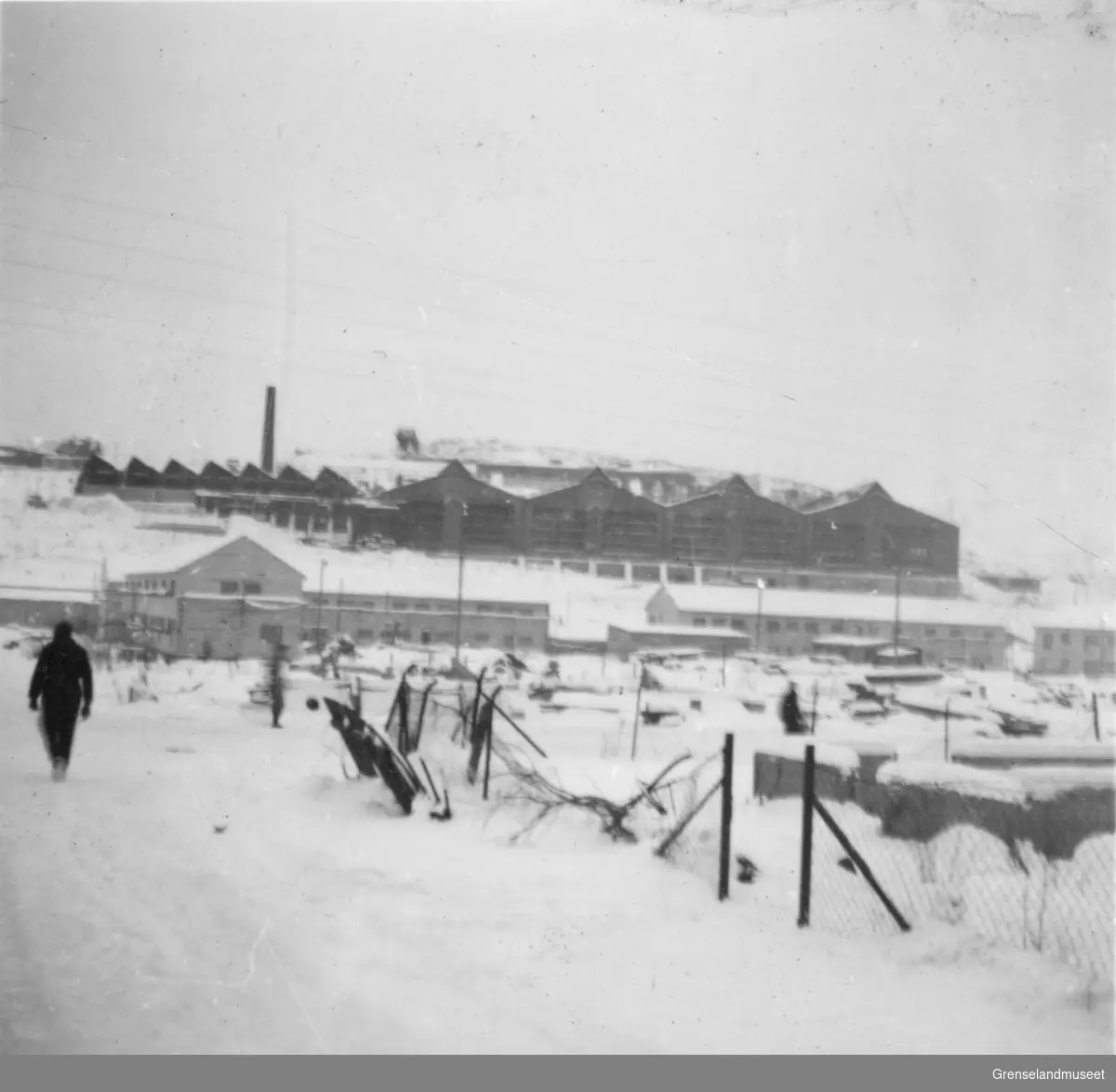 Kirkenes november 1946, Kvartalet gjenoppbygges. Anleggene til Sydvaranger oppe i bakgrunnen.