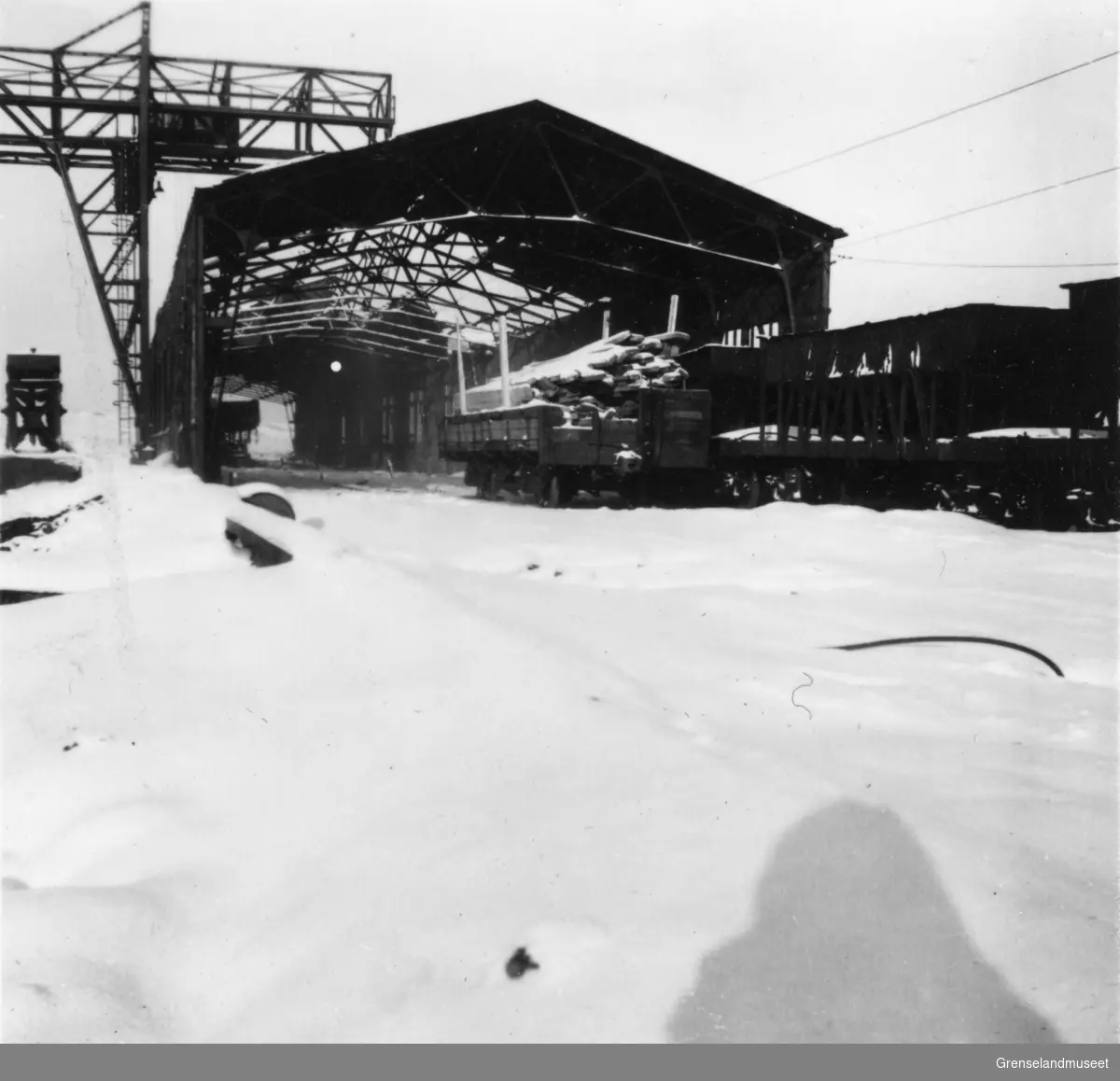 Sydvarangers anlegg i Kirkenes, vinteren 1944/45. Vi ser ruinene av huset over knuserlommene, litt av Juchokrana og malmvogner.