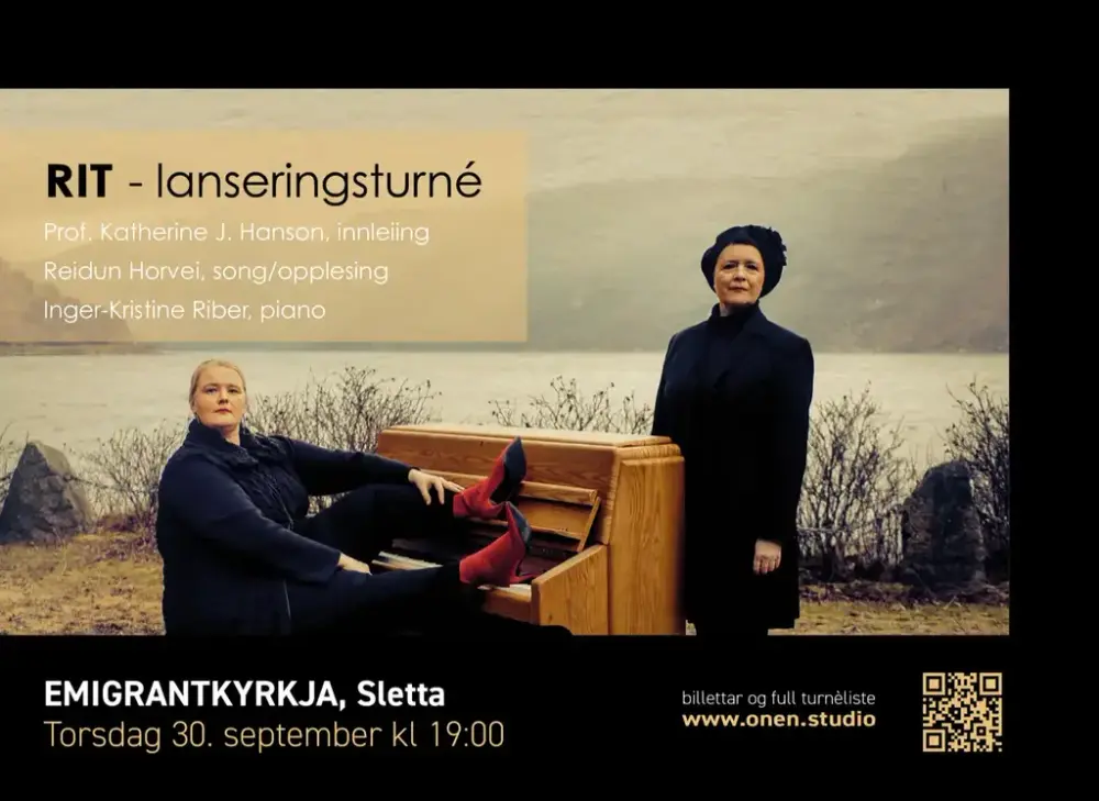 Konsertplaktat - Piano utendørs, pianist med røde støvletter på tangentene i sjøkanten, sanger stamt oppstilt ved pianoet