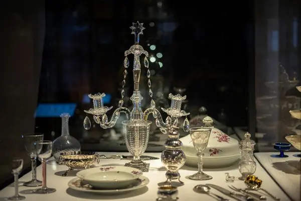 Monter med dekketøy i utstillingen TIDSROM 1600-1914