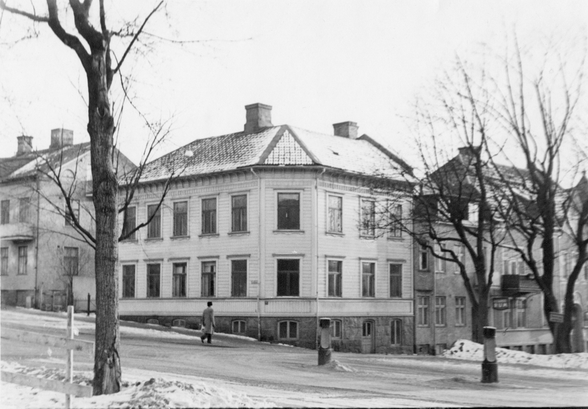 Korsningen Kungsgatan - Yxhammarsgatan med kvarteret Fjolner på 1950-talet.