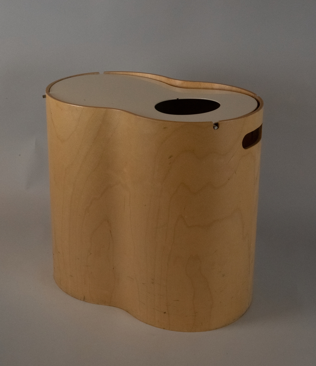 Papperskorg i ljus formpressad klarlackad björkplywood i "nordisk stil", med botten av plåt. Lock av vitmålad plåt som vilar på elförzinkad påshållare av ståltråd. Locket har ett hål. Bärhandtag i form av hål i själva tunnans båda kortsidor.

Papperskorgen tillverkades i olika höjder.
Som tilllbehör fanns även hjulsatser som gjorde det enklare att förflytta Vågspel. Detta finns inte till detta exemplar.

Kapacitet (liter): 68 liter
Användningsområde: Inomhus