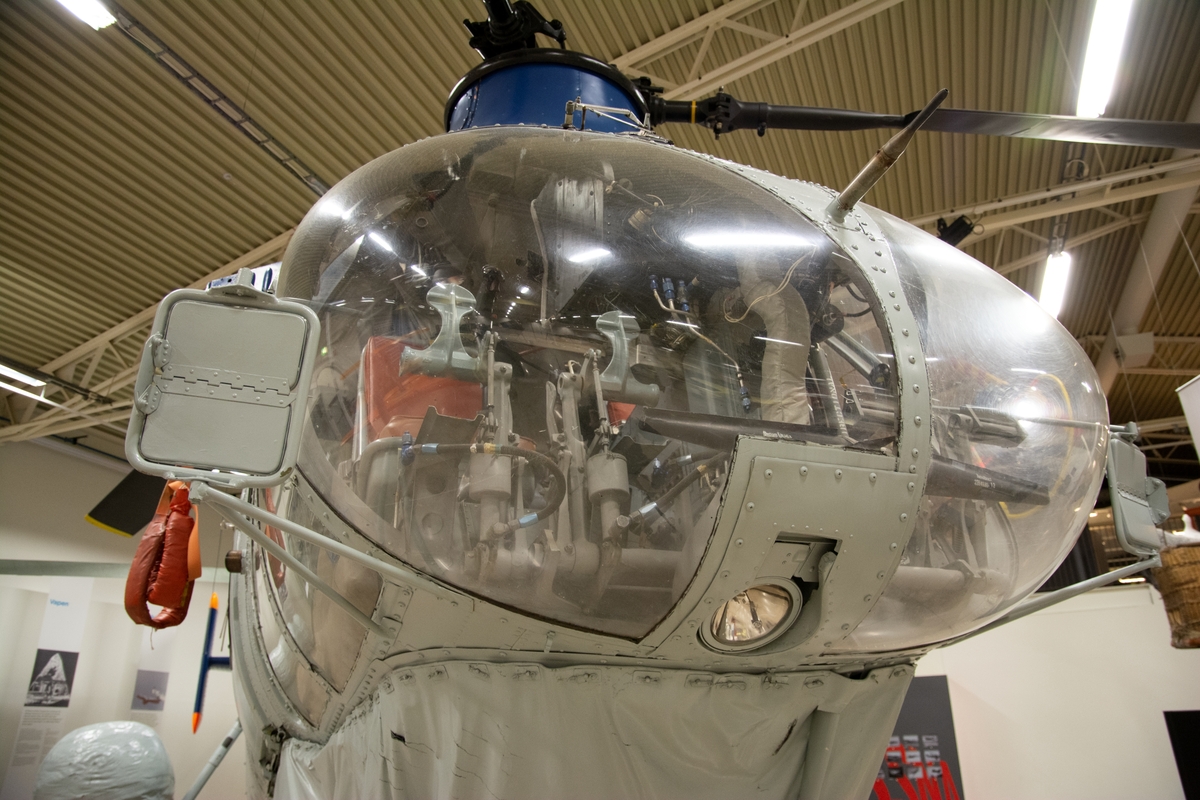 Helikopter, Hkp 1A. 
Vertol 44A

Helikopter med två rotorer. Försedd med kudde i framända samt på sidor bak.
Märkning: Marinens logotyp, ett ankare, och texten MARINEN på sidan. Kronmärke på bakkroppen och kodsiffra 01 på fenan.