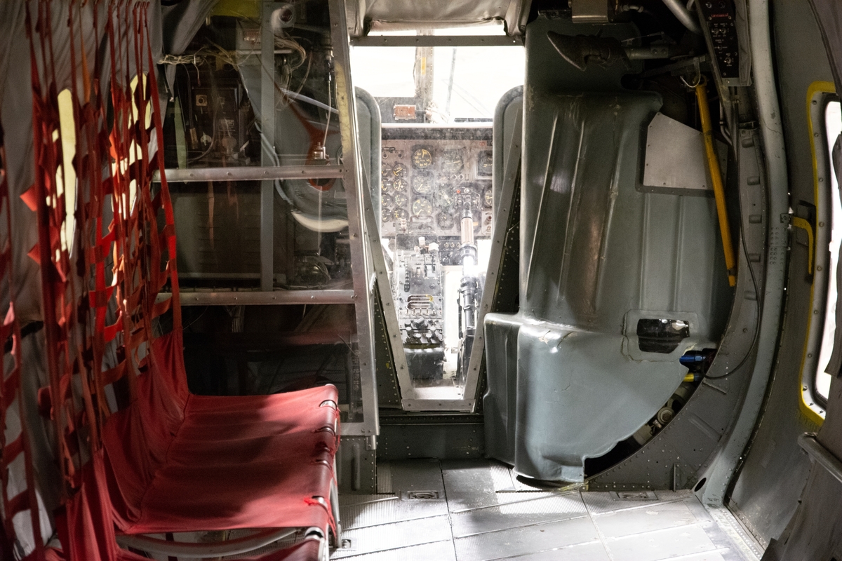 Helikopter, Hkp 1A. 
Vertol 44A

Helikopter med två rotorer. Försedd med kudde i framända samt på sidor bak.
Märkning: Marinens logotyp, ett ankare, och texten MARINEN på sidan. Kronmärke på bakkroppen och kodsiffra 01 på fenan.