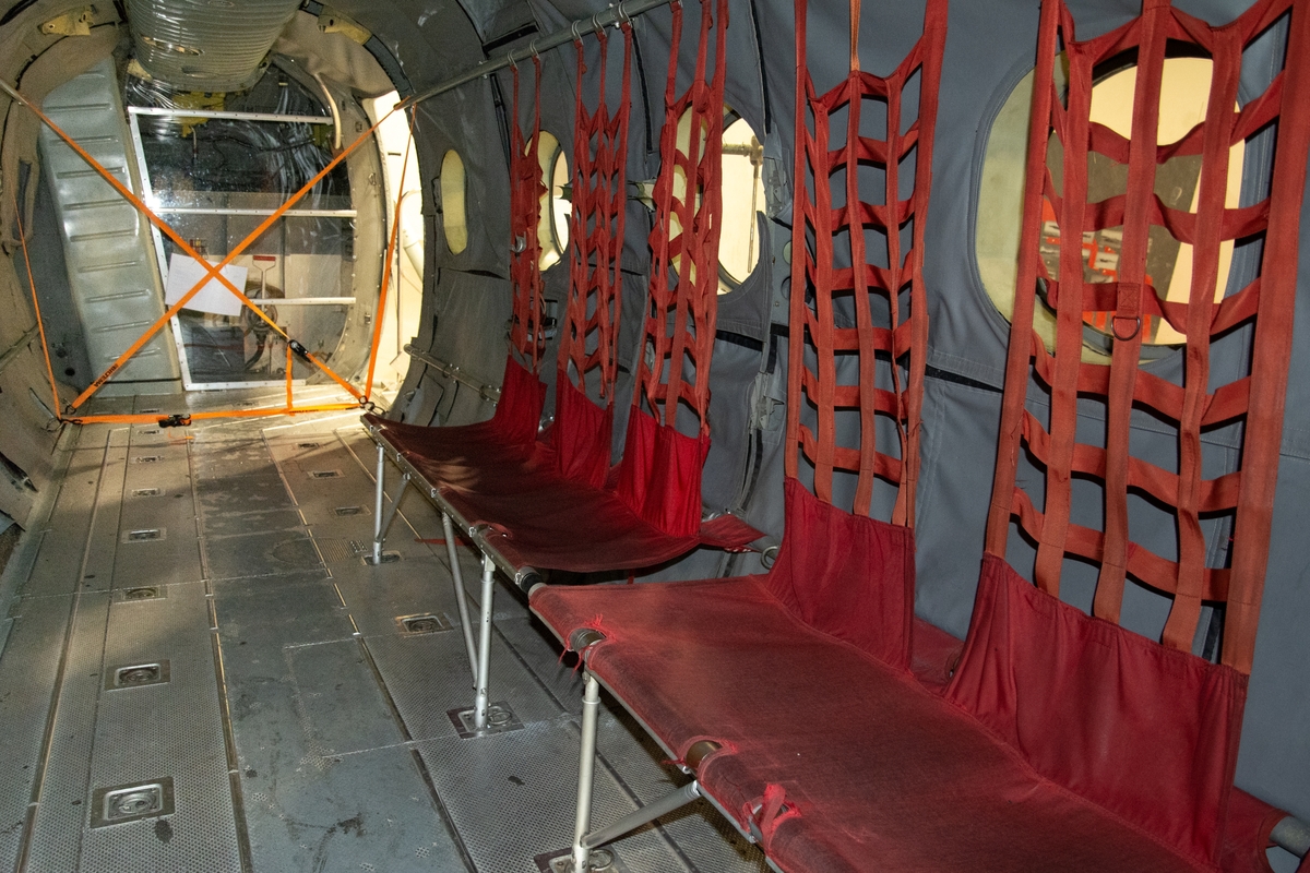 Helikopter, Hkp 1A. 
Vertol 44A

Helikopter med två rotorer. Försedd med kudde i framända samt på sidor bak.
Märkning: Marinens logotyp, ett ankare, och texten MARINEN på sidan. Kronmärke på bakkroppen och kodsiffra 01 på fenan.