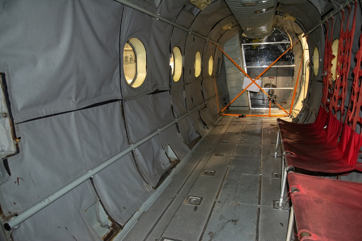 Helikopter, Hkp 1A. 
Vertol 44A

Helikopter med två rotorer. Försedd med kudde i framända samt på sidor bak.
Märkning: Marinens logotyp, ett ankare, och texten MARINEN på sidan. Kronmärke på bakkroppen och kodsiffra 01 på fenan.