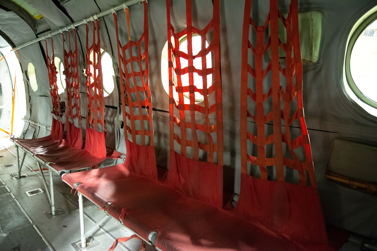 Helikopter, Hkp 1A. 
Vertol 44A

Helikopter med två rotorer. Försedd med kudde i framända samt på sidor bak.
Märkning: Marinens logotyp, ett ankare, och texten MARINEN på sidan. Kronmärke på bakkroppen och kodsiffra 01 på fenan.