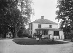 Lantstället Katrineborg med ägaren Dr Sehlberg med fru och barnen Erik, Astrid och Nils. Flickan i vit klänning Lalla Åsbrink.