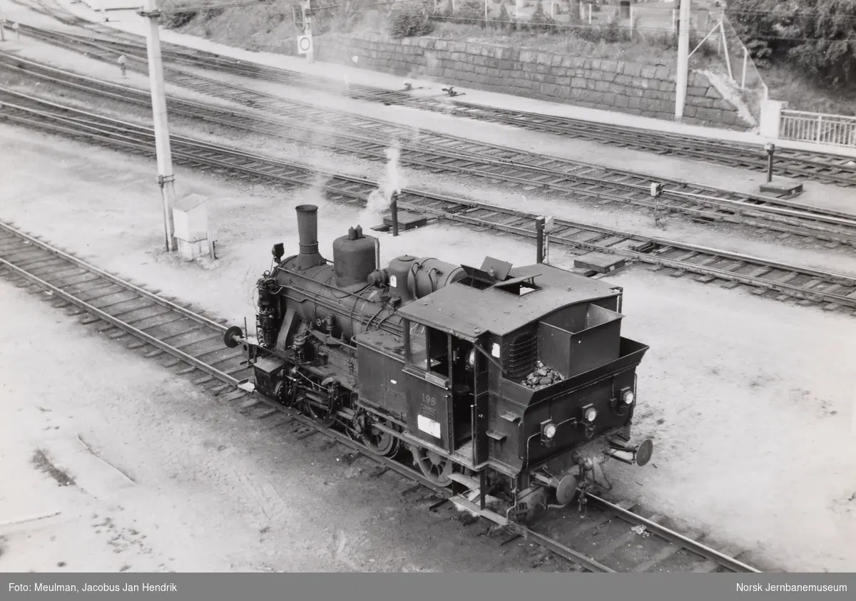 Damplokomotiv type 25a nr. 198 i skiftetjeneste på Kristiansand stasjon