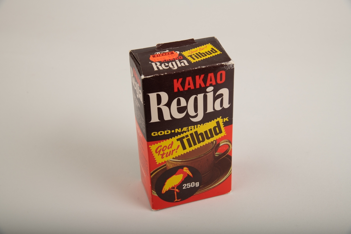 Freias Marabustork, en kopp fylt med kakao på en asjett, tegning av barn som drikker fra en kopp, tegning av to ulike sorter kaker
