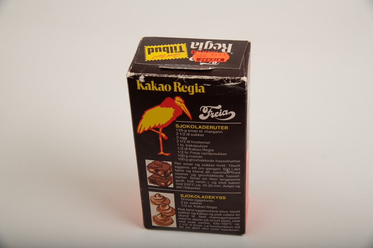 Freias Marabustork, en kopp fylt med kakao på en asjett, tegning av barn som drikker fra en kopp, tegning av to ulike sorter kaker