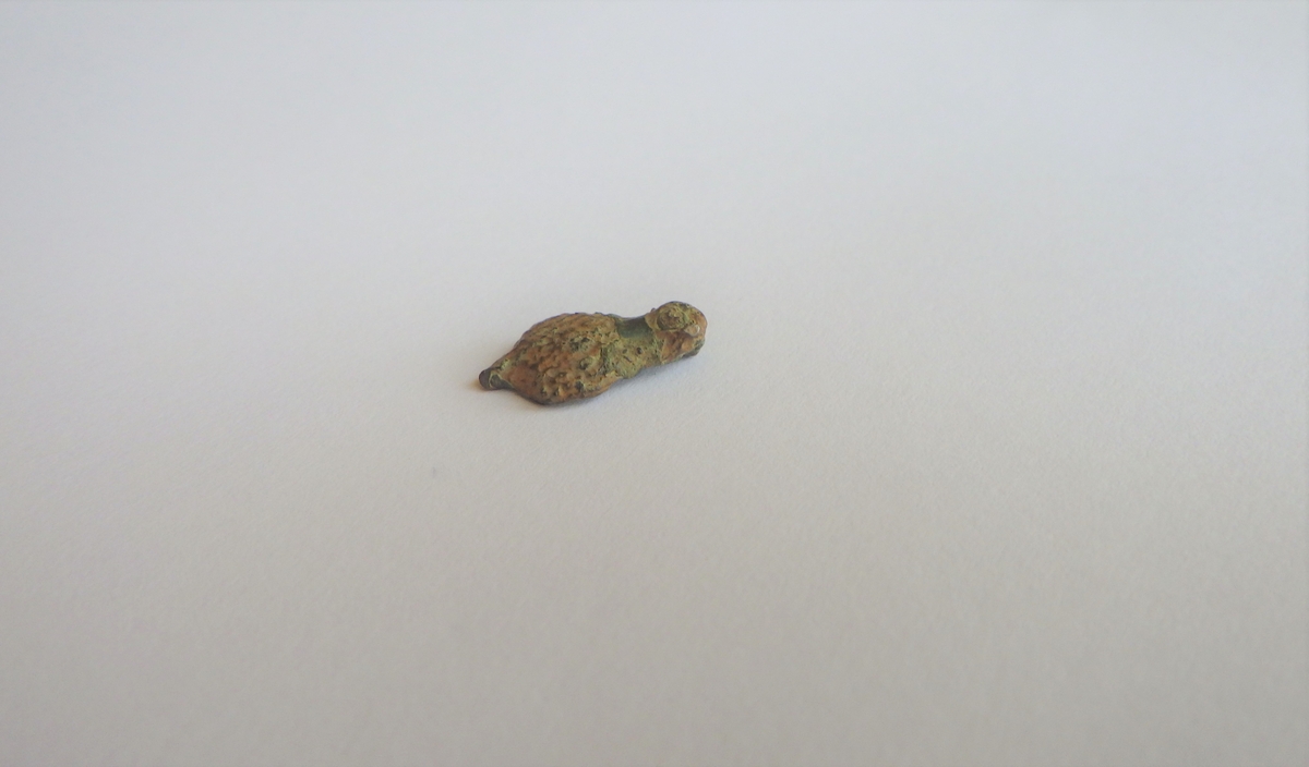 MALV: L. 13, 5 MM  B. 8 MM, STØPT. PÆREFORMET OG RUTEMØNSTRET. 