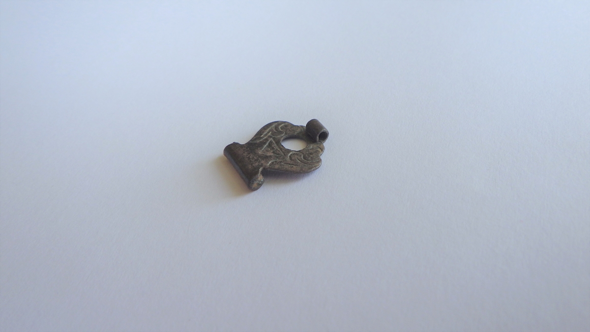 MALV: DIAM. 12 MM, RUND SEKSBLADET FORM. PÅSYINGSBESLAG. A: HAR AVBRUKKET HEMPE. C: HAR ENE BLAD FORLENGET I EN TRÅDFORMET HEMPE. NB! LIGGER PÅ SØLJELØV !