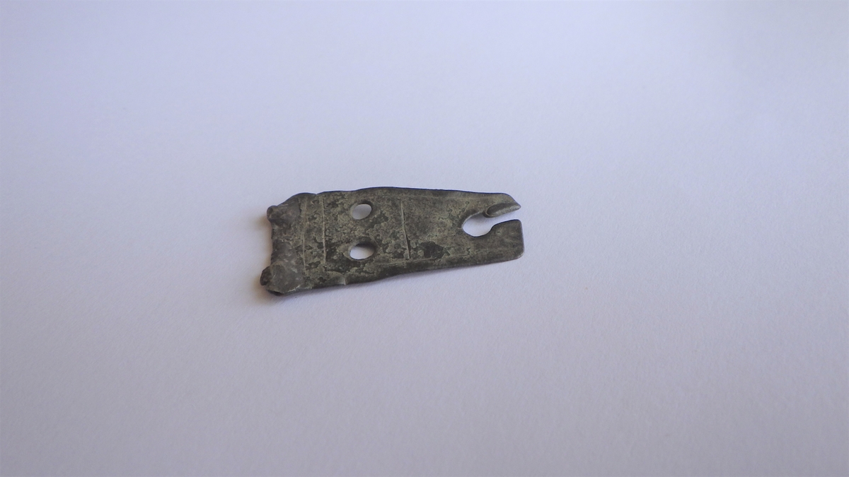 MALV: L. 32  ST. B. 17 MM, TRAPESFORM. TRE HULL HVORAV ET ER FRAGMENT. RESTERAV HEMPE ? PÅ BAKERSTE KORTSIDE. STREKDEKOR. 