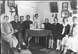 Familien Øra samlet i stua, Asserøya, Vallersund