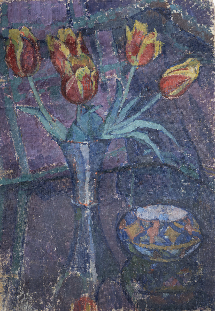 Stilleben av vase med gule og røde tulipaner med lilla bakgrunn. 