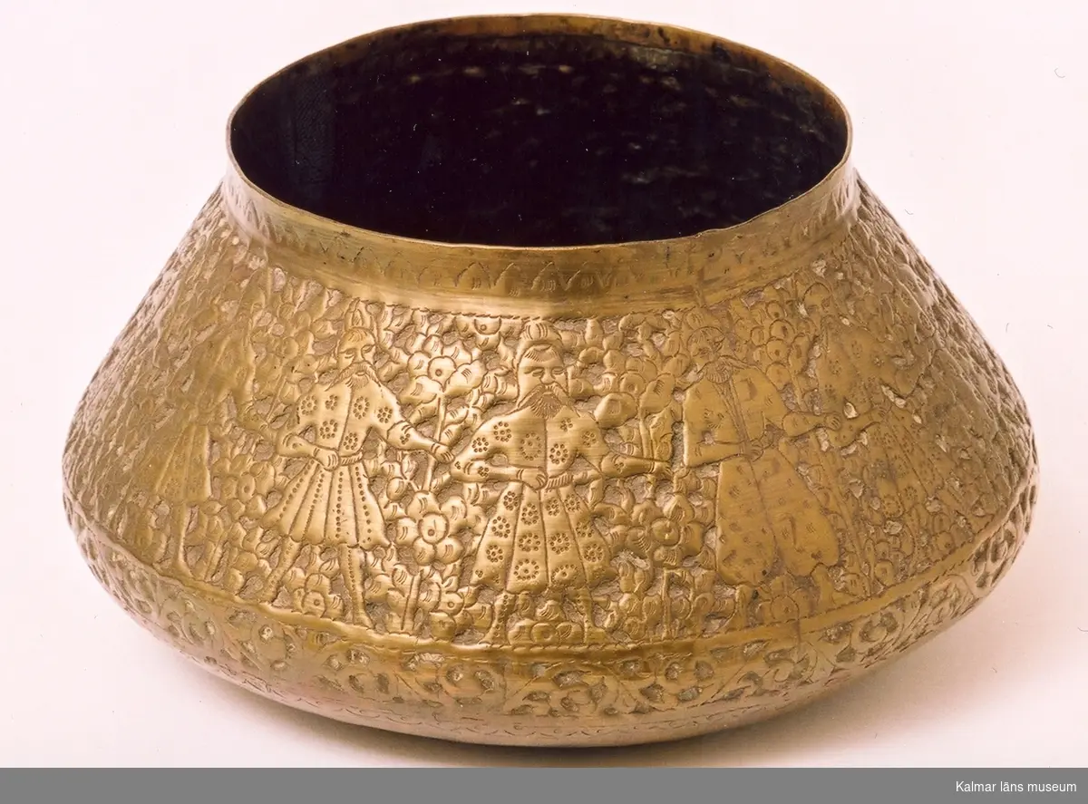 KLM 31993:1-2. Urna, nlomkruka. Två stycken. Av mässing. Heltäckande dekor med mansfigurer i ballongbyxor, toppiga huvudbonader och skägg, däremellan växtornamentik.