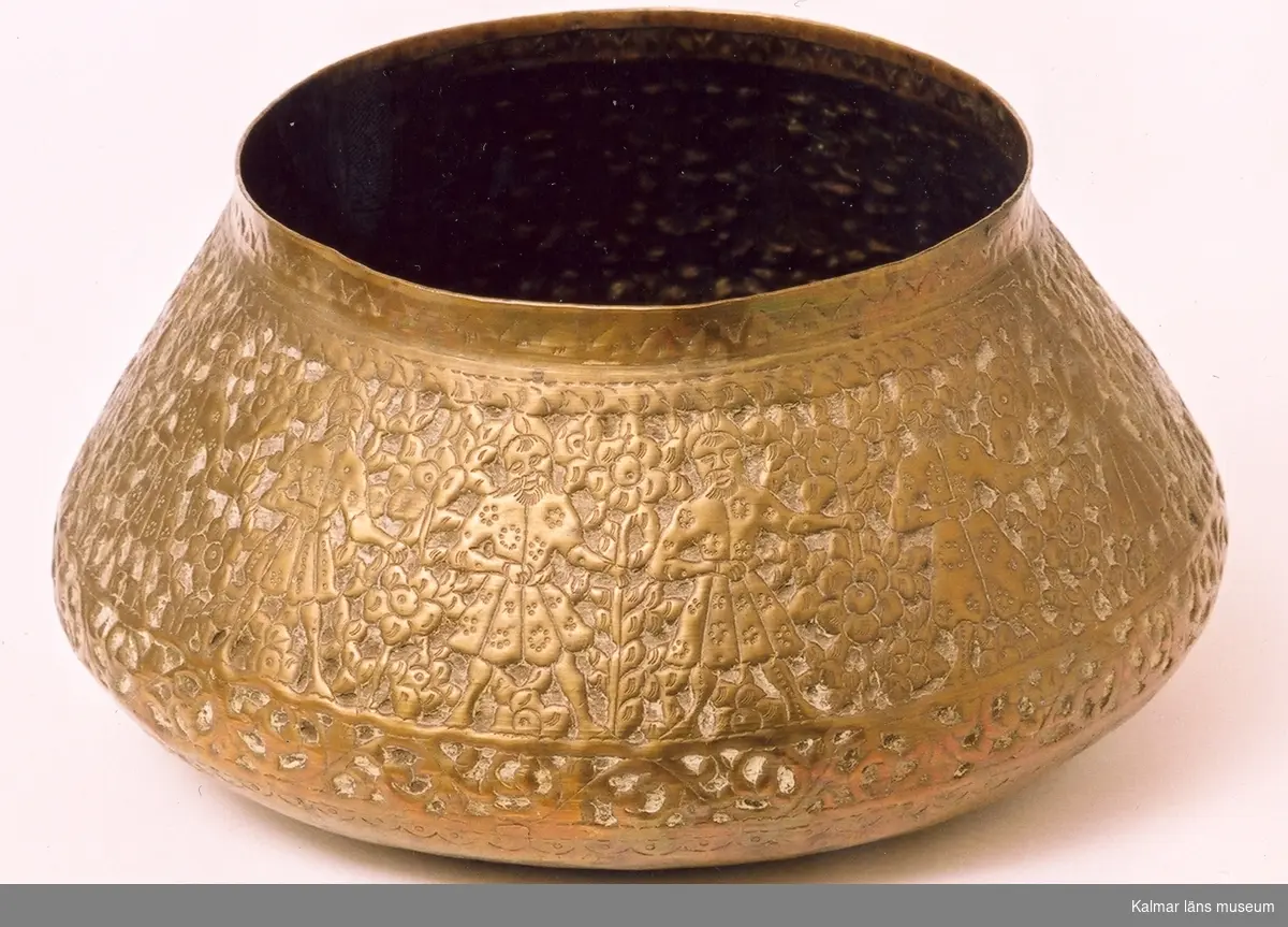 KLM 31993:1-2. Urna, nlomkruka. Två stycken. Av mässing. Heltäckande dekor med mansfigurer i ballongbyxor, toppiga huvudbonader och skägg, däremellan växtornamentik.