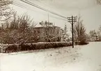 Den lilla järnvägsparken vid Norra Järnvägsgatan, med Växjö järnvägsstation i bakgrunden. Ca. 1910-tal.