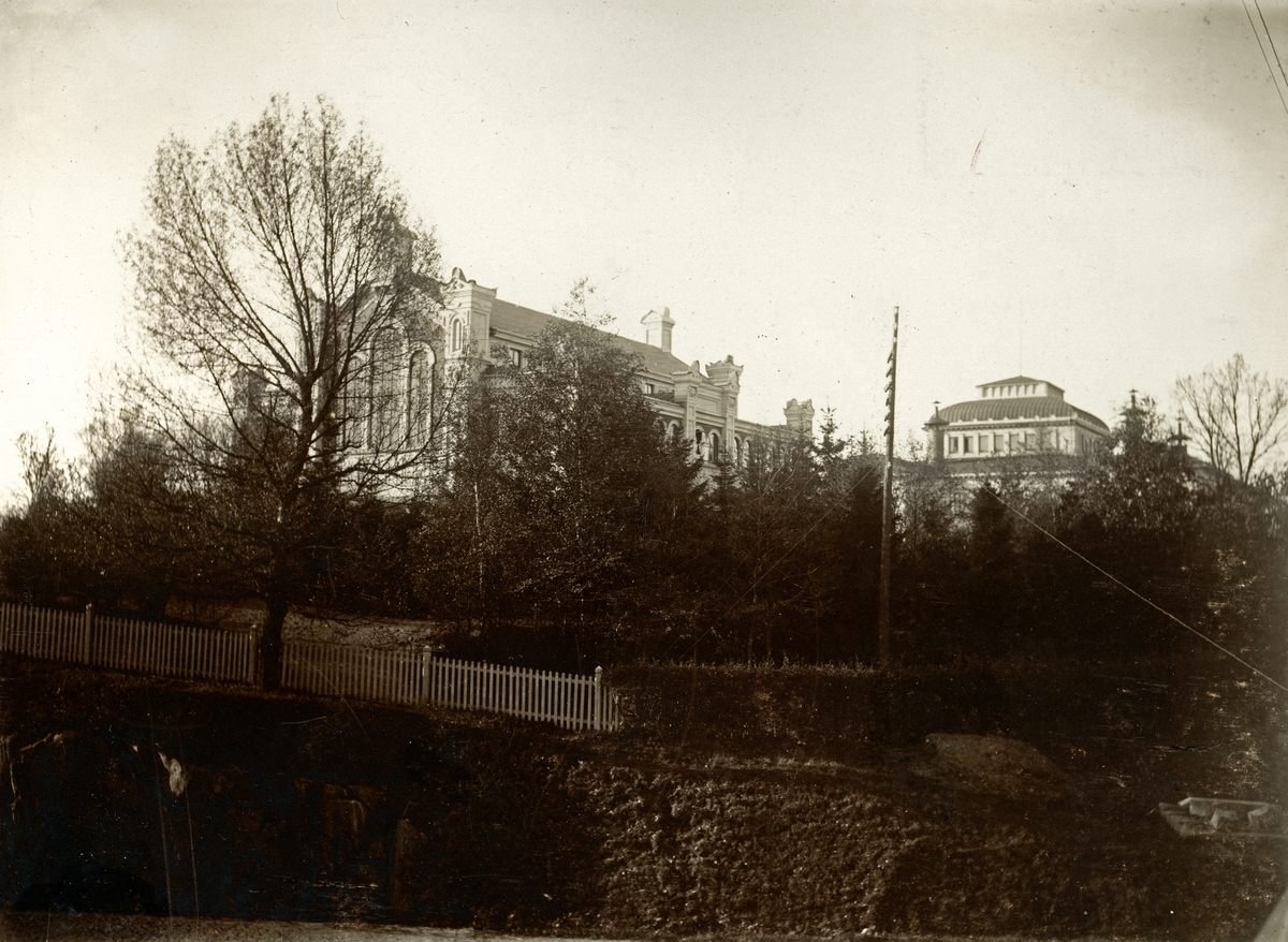 Fornsalen och Läroverket i Växjö, ca. 1915.