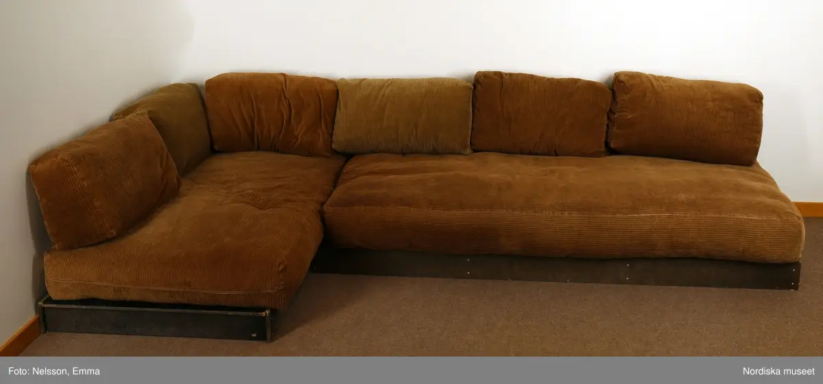 Huvudliggaren:
Soffa, 2 st, spånplatta, manschestersammet. Underrede ram m skiva, svartbetsad. Lös dyna en till var, 6 kuddar med överdrag av brun manchestersammet fyllda m polyeterflock. Inköpt av Lars Jansson 1970, anv -1977, av brodern -1990, Döbelnsg, Sthlm.

Dynor och kuddar kasseras på grund av nedbrytning, enligt beslut om kassation 2008. I samband med att sofforna ställdes ut i utställningen Möblerade rum 2002, byttes dynor och kuddar ut mot nya, fyllda med godkänd polyesterstoppning. 
/Anna Womack 2008-08-19