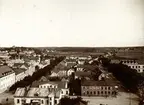 Linnégatan och Skolgatan sett från domkyrkotornet. Växjö, 1912.