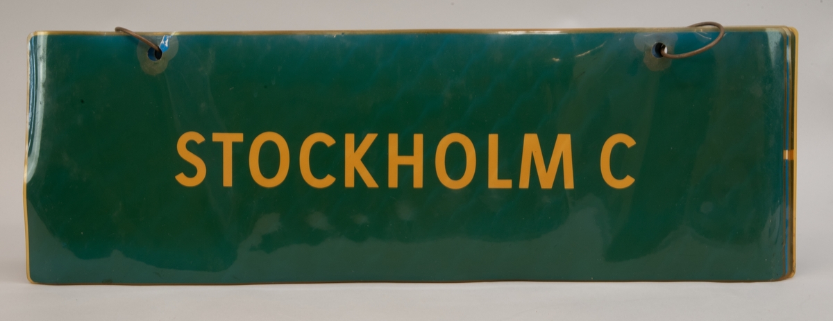 Destinationsskyltar för X1, rektangulära skyltar av tunn plast på två metallringar. Det är sex stycken olika skyltar med blå botten och vit text på båda sidor. På skyltarna står olika destinationer och ibland åkriktningar.