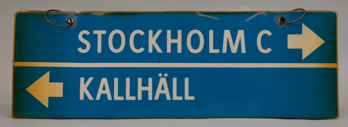 Destinationsskyltar för X1, rektangulära skyltar av tunn plast på två metallringar. Det är sex stycken olika skyltar med blå botten och vit text på båda sidor. På skyltarna står olika destinationer och ibland åkriktningar.