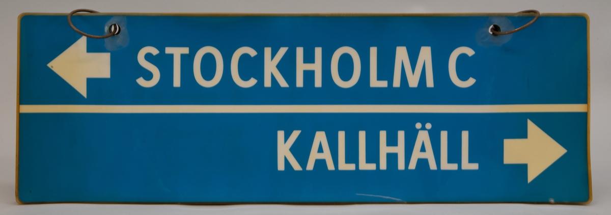 Destinationsskyltar för X1, rektangulära skyltar av tunn plast på två metallringar. Det är sex stycken olika skyltar med blå botten och vit text på båda sidor. På skyltarna står olika destinationer och ibland åkriktningar.