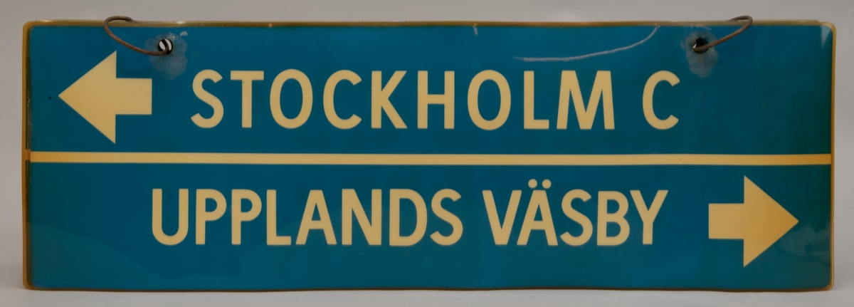 Destinationsskyltar för X1, rektangulära skyltar av tunn plast på två metallringar. Det är sex stycken olika skyltar med blå botten och vit text på båda sidor. På skyltarna står olika destinationer och ibland åkriktningar.