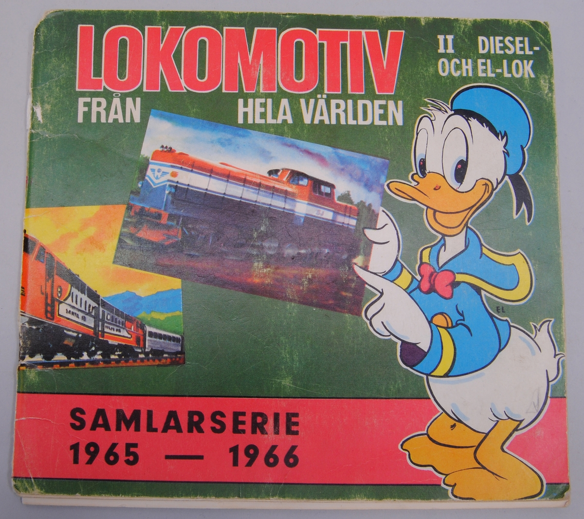 Album med samlarbilder "Lokomotiv från hela världen II diesel och ellok samlarserie 1965-1966". På framsidan finns seriefiguren Kalle Anka som håller i en samlarbild av dieselloket T43 med en del av en bild av ett Santa Fé-lok från New Mexico i bakgrunden. Albumet är komplett med alla 32 samlarbilderna. På insidan av pärmen finns namnet på en pojke i Hagaström som var innehavare av albumet på 1960-talet.