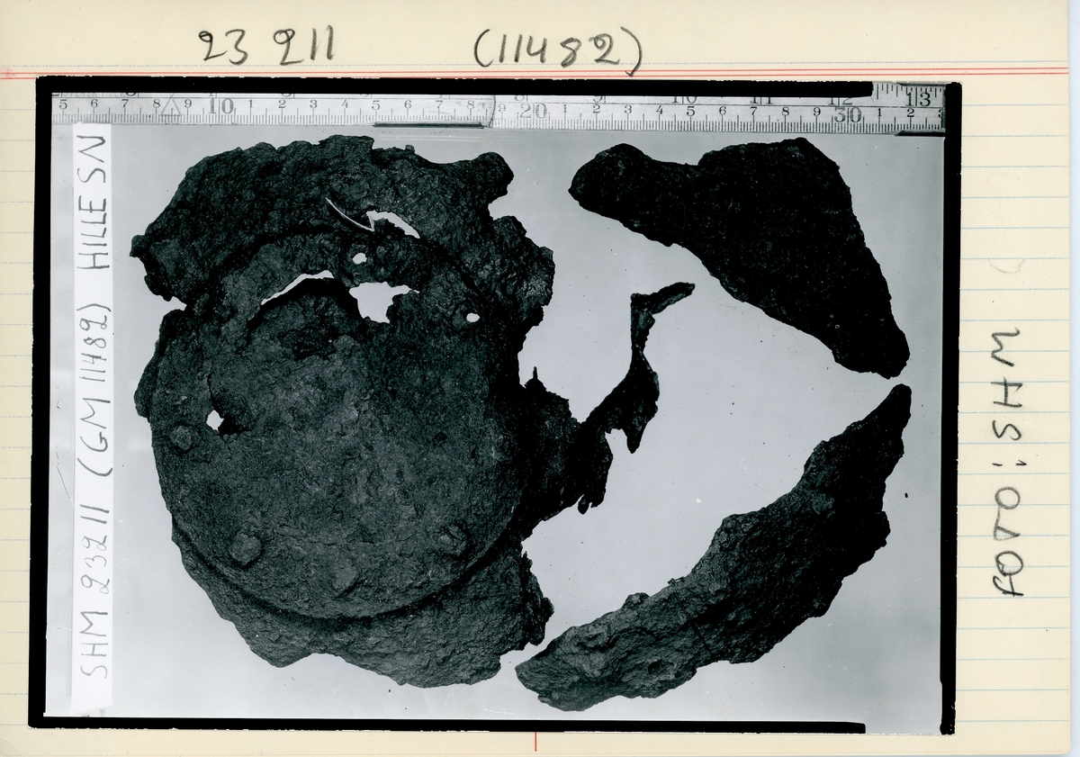 Arkeologiskt fynd från järnåldern bestående föremål från en kittelgrav, en skelettgrav och en brandgrav.