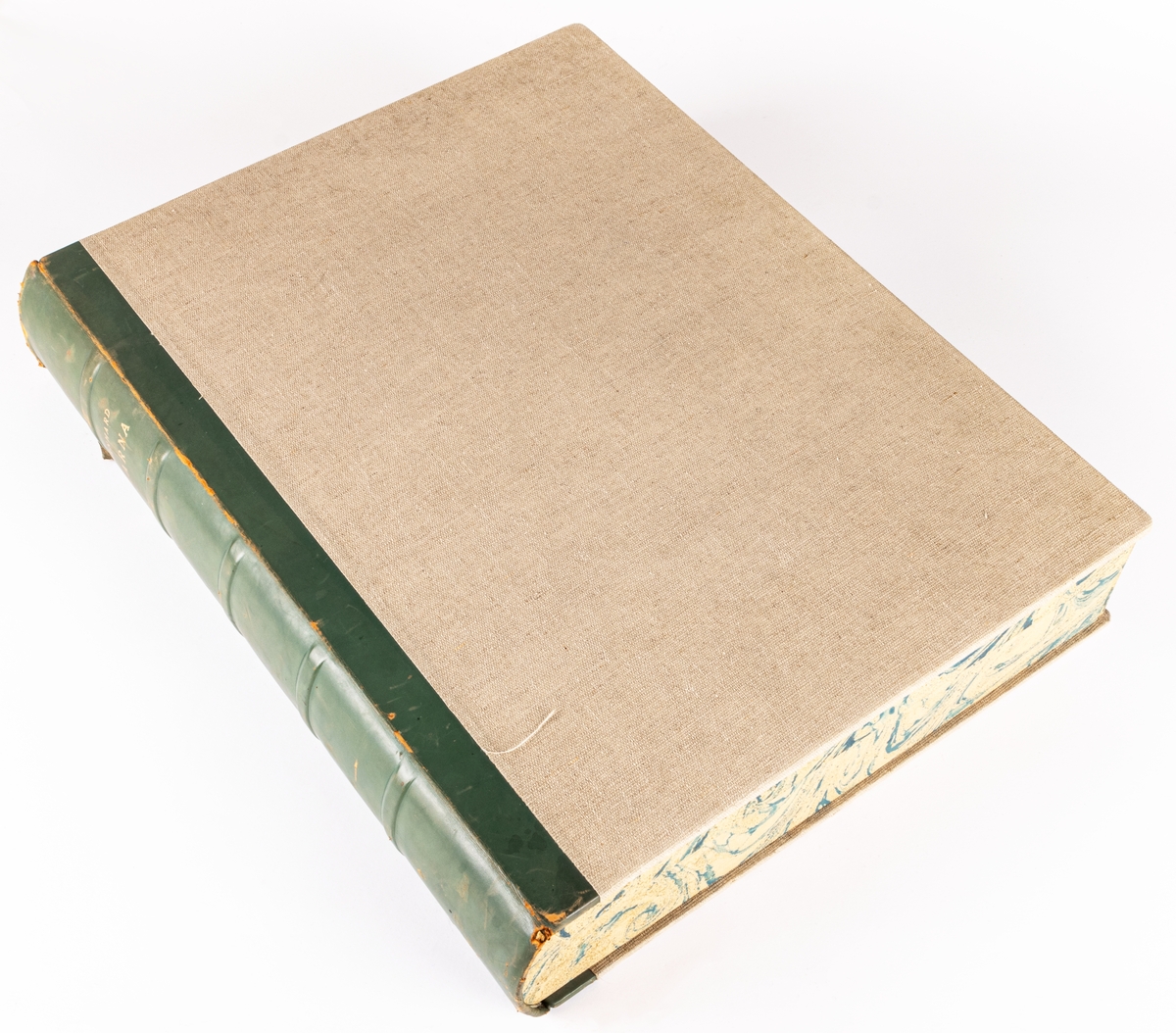 Kulturhistoriskt bildverk, "Dalarna", med 100 originalträsnitt av Waldemar Bernhard. Träsnitten har passepartout och ligger samlade i en hård ytterkartong i form av en bok, med läderrygg, utsida klädd med linnetyg samt ådringsmålning.