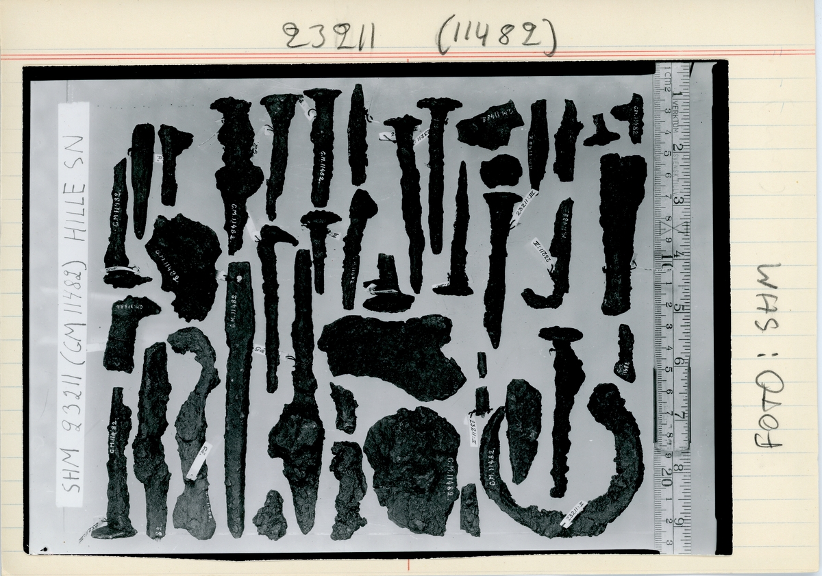 Arkeologiskt fynd från järnåldern bestående föremål från en kittelgrav, en skelettgrav och en brandgrav.