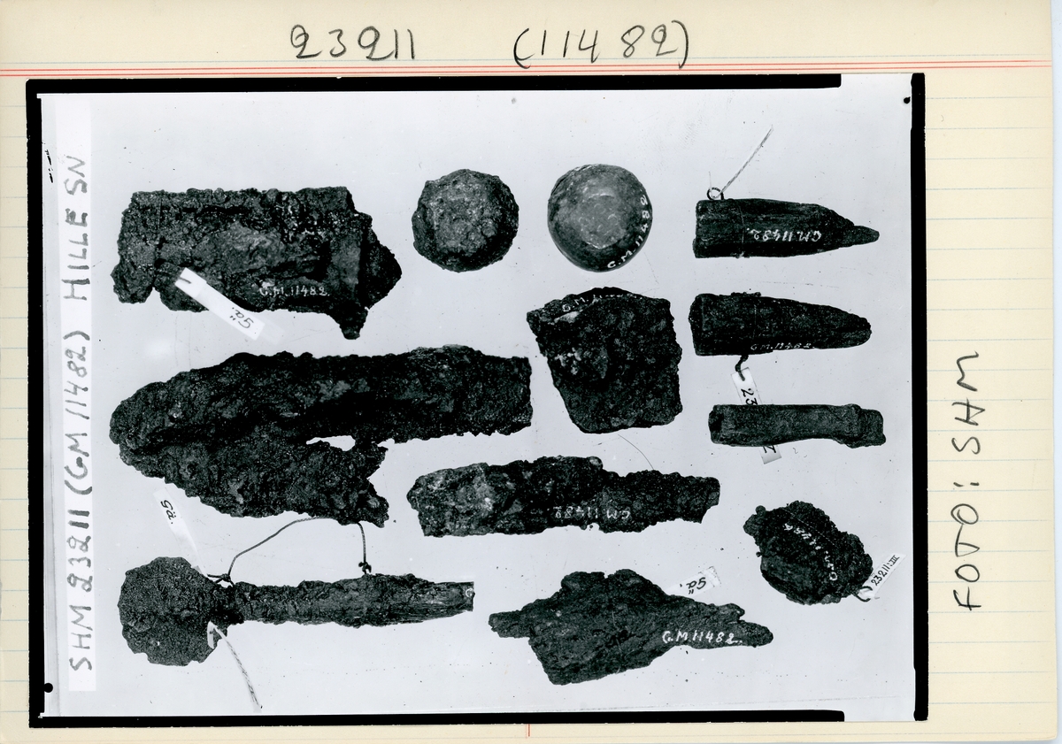 Arkeologiskt fynd från järnåldern bestående föremål från en kittelgrav, en skelettgrav och en brandgrav.