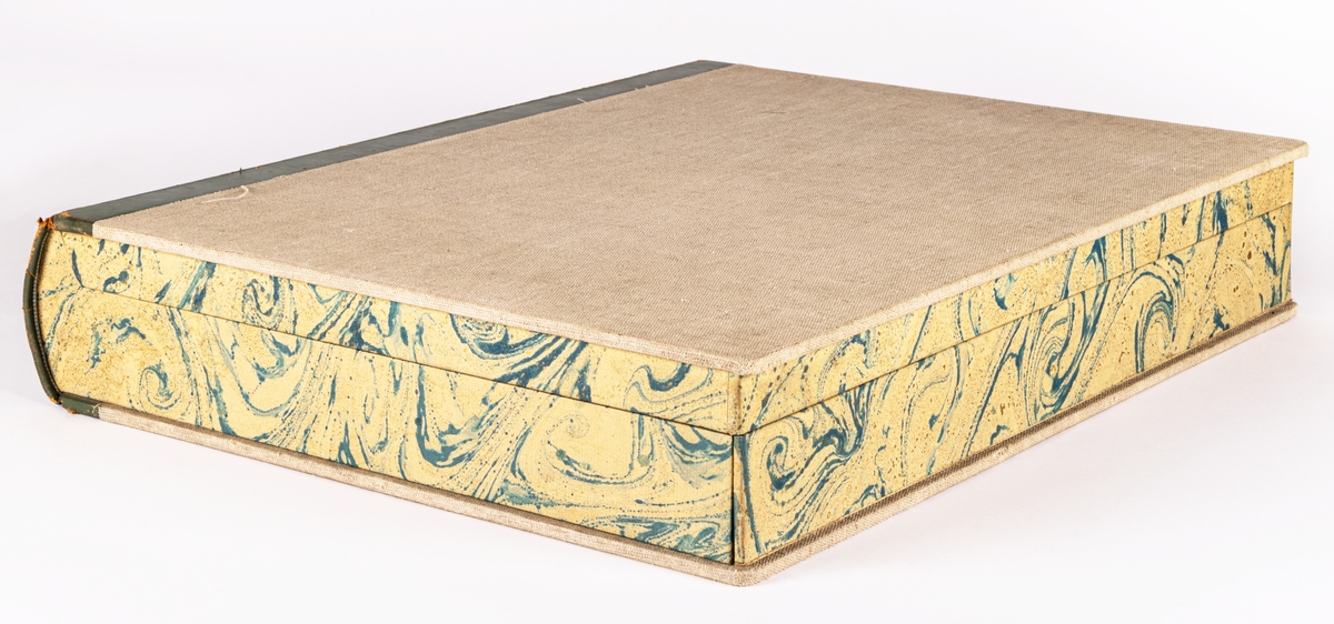 Kulturhistoriskt bildverk, "Dalarna", med 100 originalträsnitt av Waldemar Bernhard. Träsnitten har passepartout och ligger samlade i en hård ytterkartong i form av en bok, med läderrygg, utsida klädd med linnetyg samt ådringsmålning.