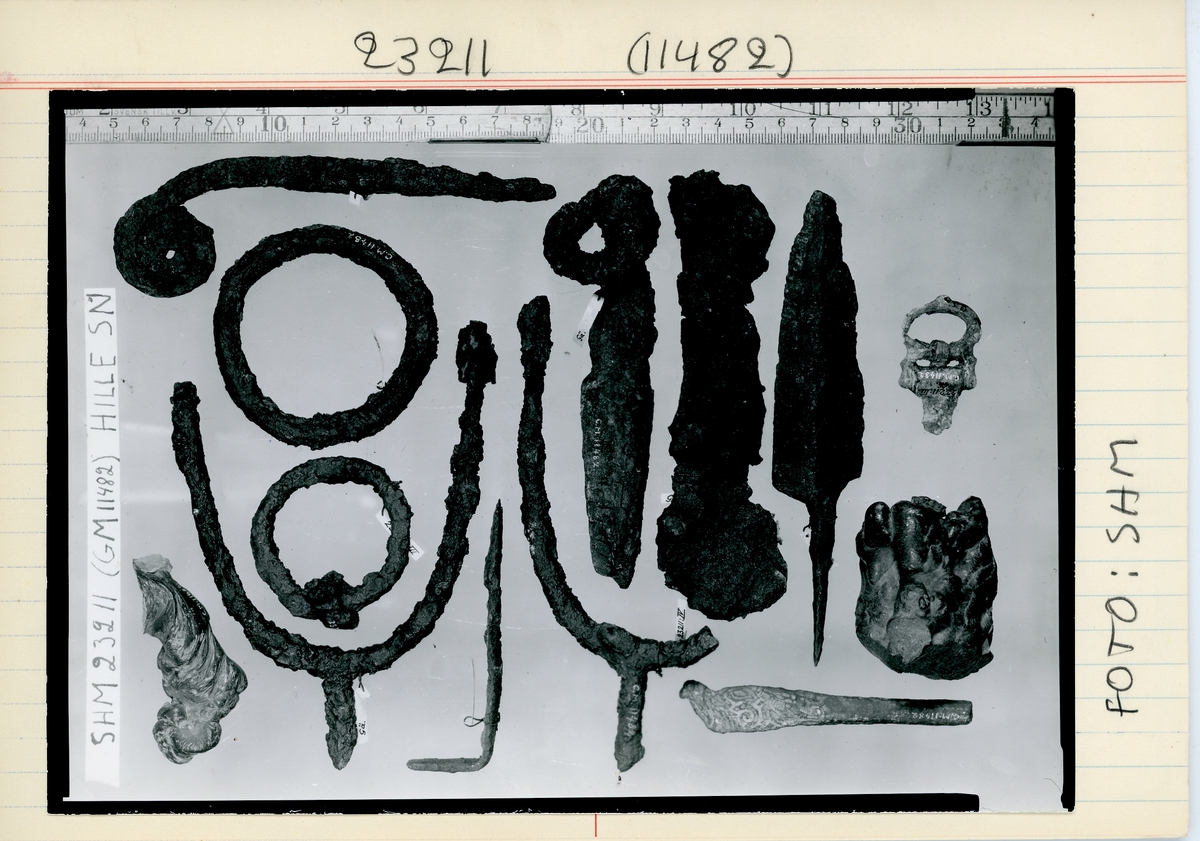 Arkeologiskt fynd från järnåldern bestående föremål från en kittelgrav, en skelettgrav och en brandgrav.